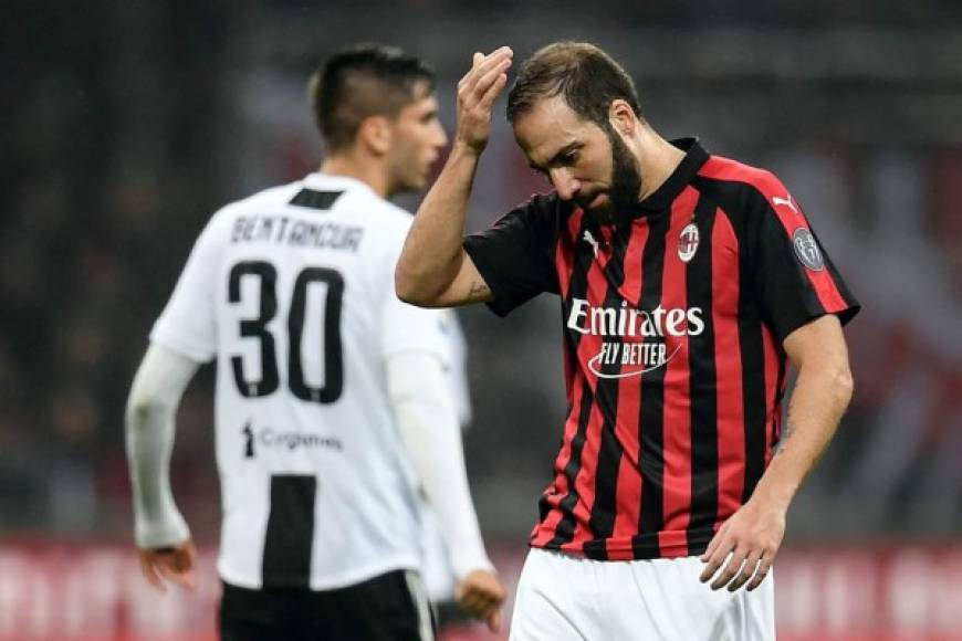 Higuaín se lamenta tras fallar el penal contra la Juventus. Foto AFP