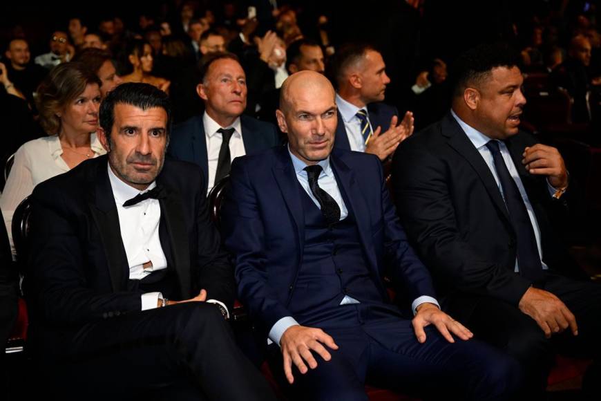 Cuánta magia en una sola foto. Luis Figo, Zinedine Zidane y Ronaldo, presentes en la Gala del Balón de Oro.
