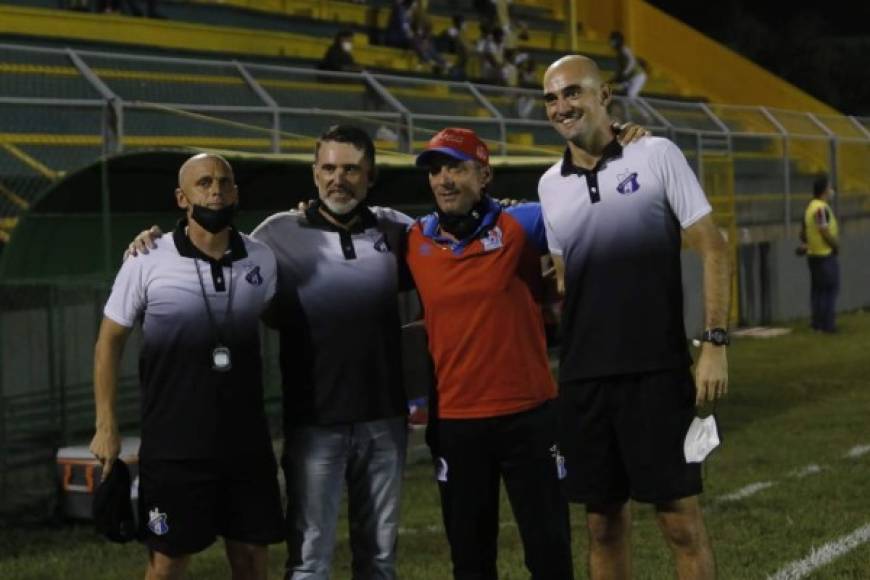 Pedro Troglio posando con el cuerpo técnico del Honduras Progreso.