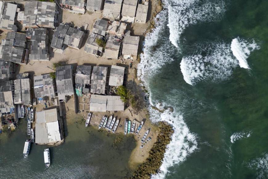 En <b>Cartagena</b>, al problema de los efectos del cambio climático se suma el hecho de que el principal puerto comercial de Colombia fue construido en un terreno con cavidades subterráneas que colapsan, lo que provoca su hundimiento. 