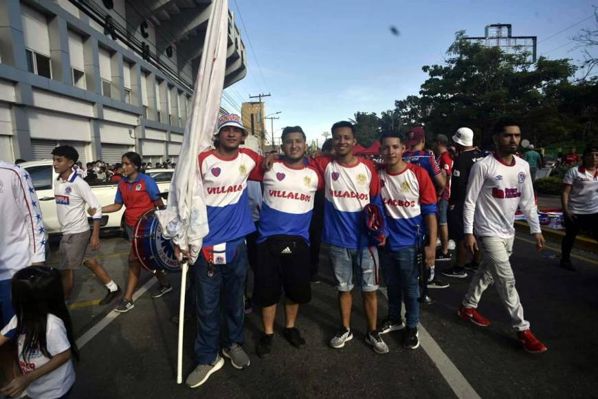 Aficionados del Olimpia llegaron temprano al estadio Morazán para alentar a su equipo en el Clásico.
