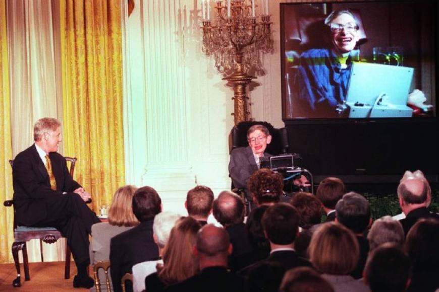 Sentado en una silla de ruedas, desde 2005 Stephen Hawking solo podía comunicarse moviendo un músculo bajo su ojo con el que accionaba un sintetizador de voz.