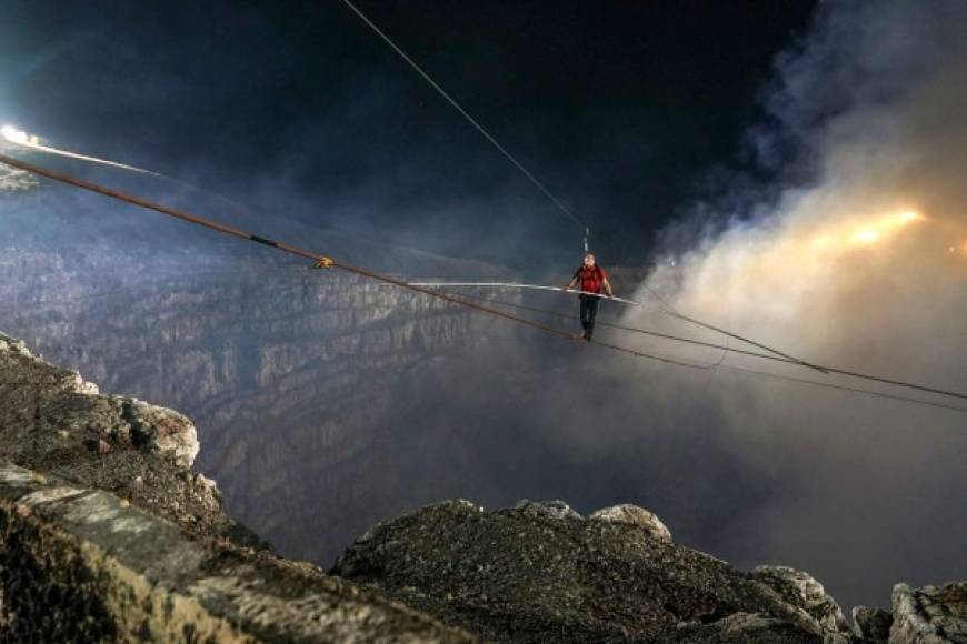 'Fue una noche muy especial, estaba preparado, pero los vientos eran impredecibles', dijo tras superar la hazaña a los presentadores del programa Volcano Live con Nik Wallenda, que transmitió el evento en cadena con una tv local.