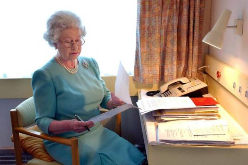 La reina Isabel II se ha mantenido al margen de los compromisos oficiales, delegando la responsabilidad en William y Kate ante el riesgo que corre por la pandemia. La monarca será una de las primeras británicas en recibir la vacuna de Pfizer contra el covid 19.