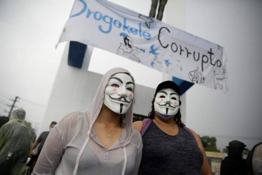 'Drogokele corrupto', puede leerse en otros mensajes escritos en pancartas que trasladaban manifestantes en las calles de San Salvador.