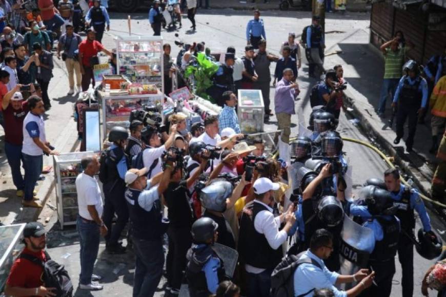 El desorden se propagó en la zona del incendio y las fuerzas policiales tuvieron que intervenir para controlarlo.