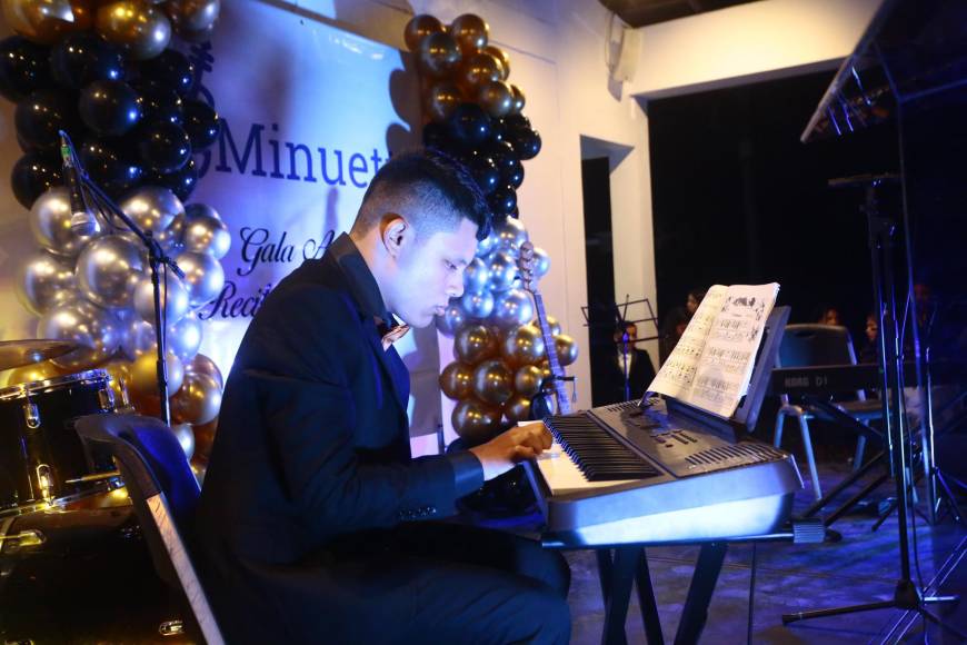 Emmanuel Suazo con su piano tocó la canción “Noche de paz”.