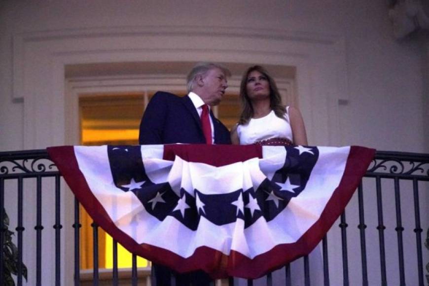 Trump y Melania agradecieron a las familias de militares y funcionarios estadounidenses que llegaron a la Casa Blanca a festejar el 4 de Julio.