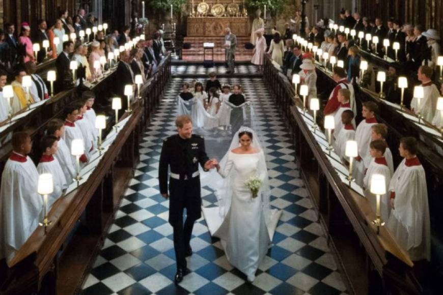 Los hijos mayores de los Duques de Cambridge, estaban entre los pajes y damitas que escoltaron a la novia en la capilla de San Jorge.