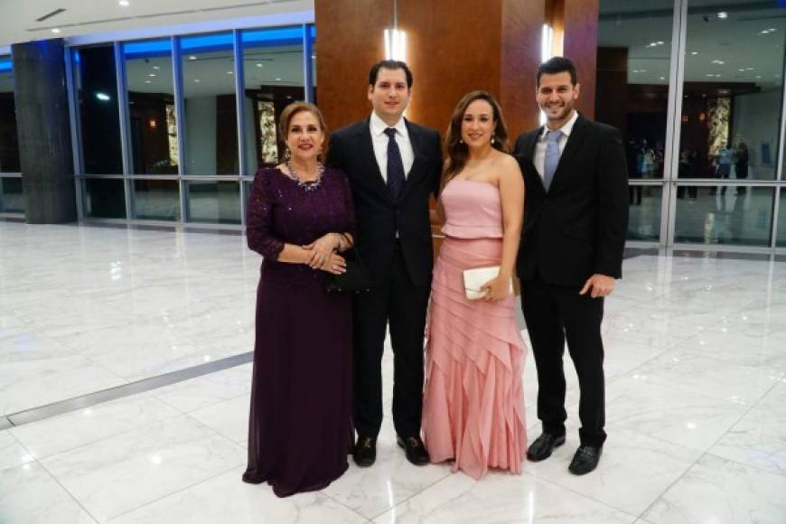 Elda Prieto, Joaquín Echeverri, Adriana Hawit y Andrés Larach.