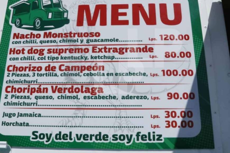 En el antiguo autobús han vendido nachos, hot dog y diferentes jugos naturales.