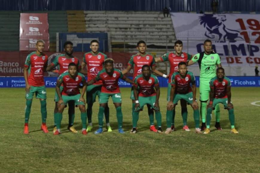 El 11 titular del Marathón posando previo al inicio del partido contra Olimpia.