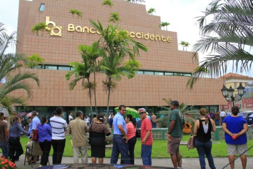 Así estaba la fila en Banco de Occidente de San Pedro Sula al iniciarse con las devoluciones.