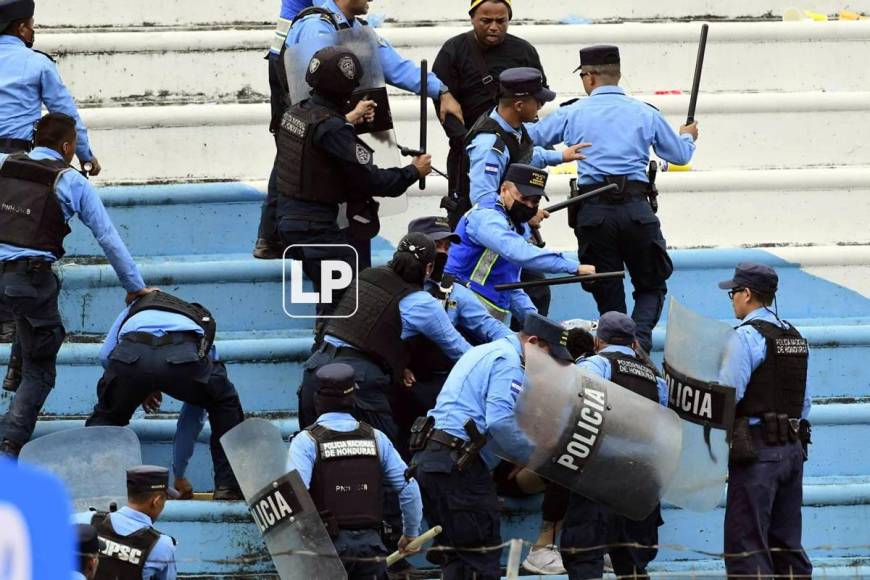 La Policía Nacional también trató de poner orden en las graderías del estadio Olímpico.