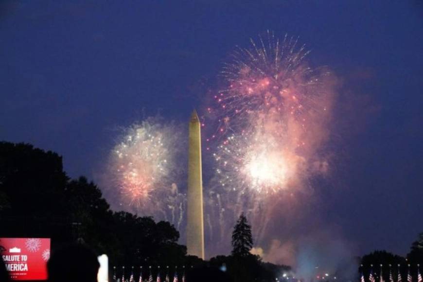 El evento concluyó con un show de fuegos artificiales en el que las autoridades pidieron a las personas mantener la distancia.