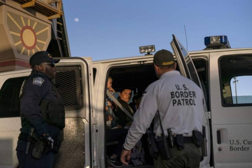 Migrants, mostly from Central America, board a van which will take them to a processing center, on May 16, 2019, in El Paso, Texas. - About 1,100 migrants from Central America and other countries are crossing into the El Paso border sector each day. US Customs and Border Protection Public Information Officer Frank Pino, says that Border Patrol resources and personnel are being stretched by the ongoing migrant crisis, and that the real targets of the Border Patrol are slipping through the cracks. (Photo by Paul Ratje / AFP)