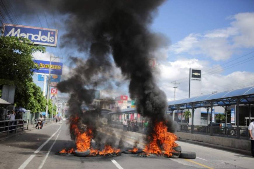 Los manifestantes respondieron con piedras a los gases lacrimógenos de la Policía.