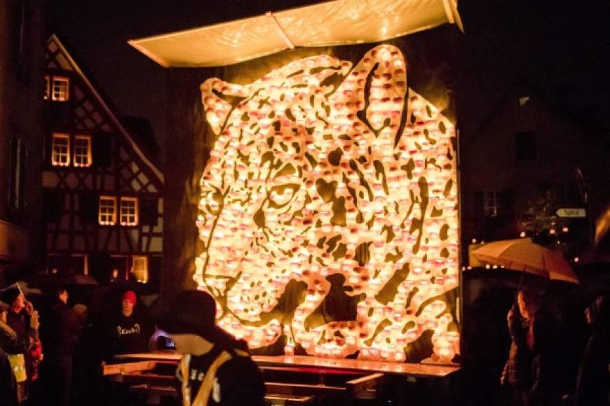 Suiza. Celebran la procesión de la linterna. La gente camina al lado de siluetas hechas con linternas en la procesión anual de linterna llamada en Richterswil, Suiza.