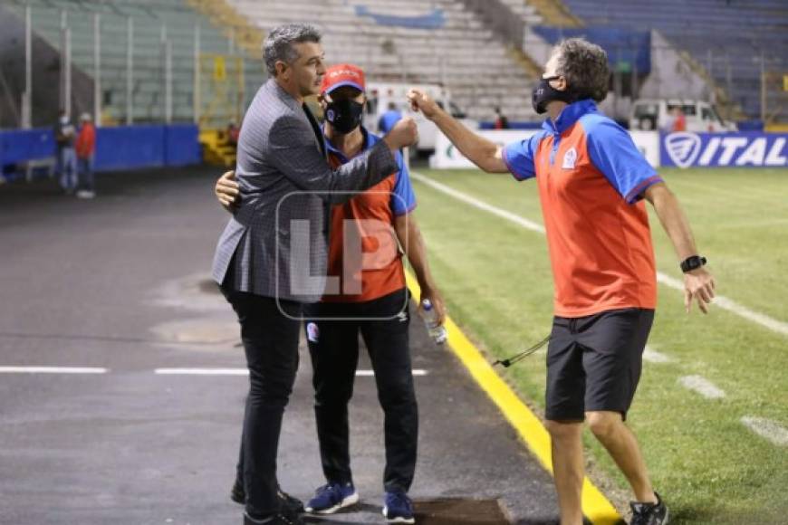 Diego Vázquez también saludó a los otros miembros del cuerpo técnico del Olimpia.