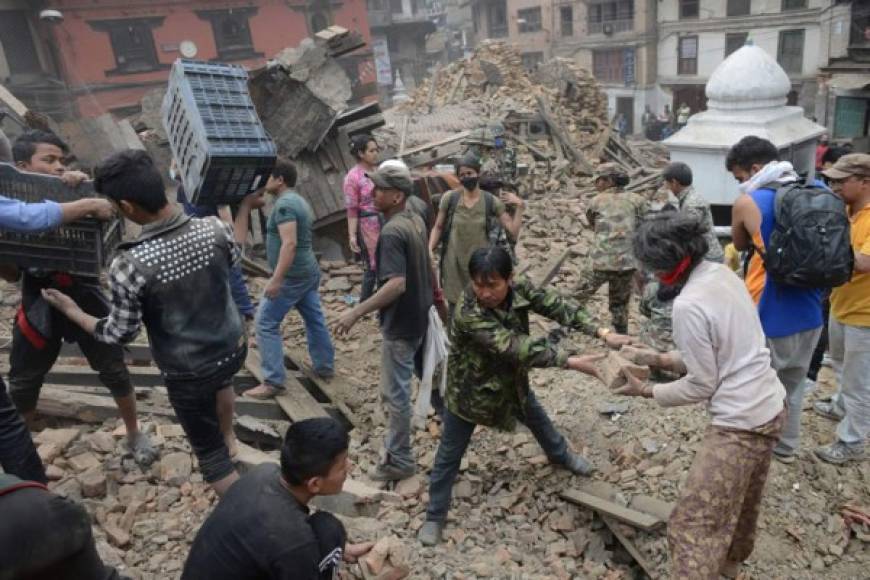Los pobladores buscan entre los escombros a las víctimas del terremoto. Foto AFP.