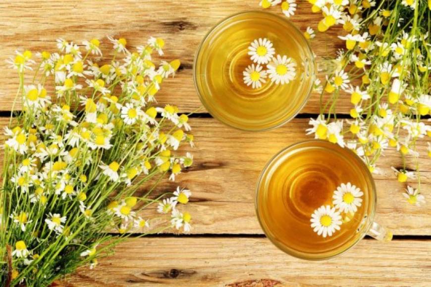 La manzanilla tiene propiedades antiinflamatorias. Es ideal para aliviar los procesos de inflamación. Se puede tomar como infusión o usándola externamente.