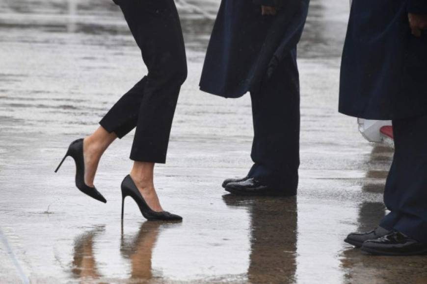 'Lo que pasa es que ustedes no saben que los tacones de Melania son 'todo terreno', ideales para caminar en una zona de desastre', escribió la tuitera Maggie.