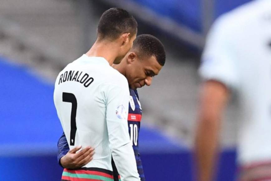 ¿Qué se dijeron? Momento en que Cristiano Ronaldo y Mbappé compartieron en pleno partido. El jugador francés estaba atento a cada palabra del portugués.