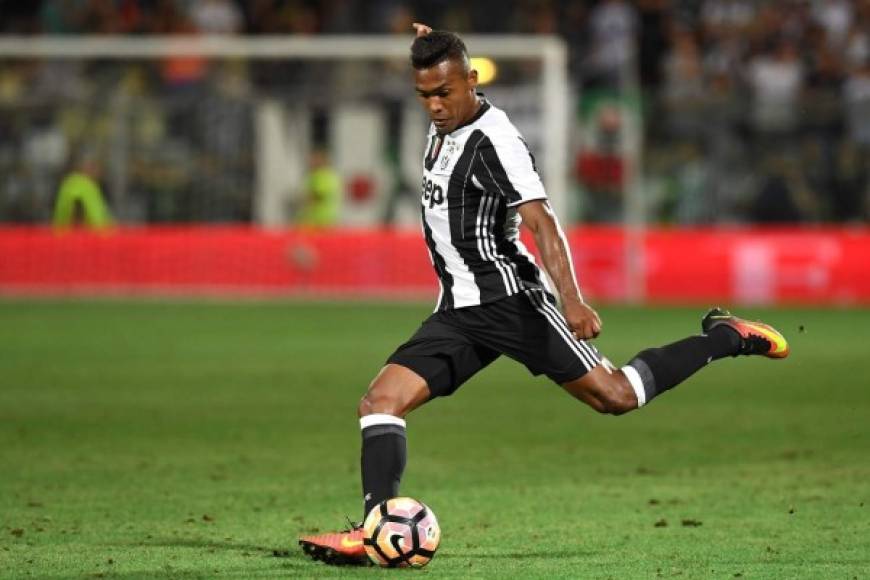MODENA, ITALY - AUGUST 13: Alex Sandro of FC Juventus in action during the Pre-Season Friendly match between FC Juventus and Espanyol at Alberto Braglia Stadium on August 13, 2016 in Modena, Italy. (Photo by Valerio Pennicino/Getty Images)