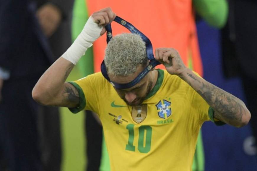 Neymar no soportó la derrota en la final y se quitó la medalla de subcampeón de la Copa América 2021.