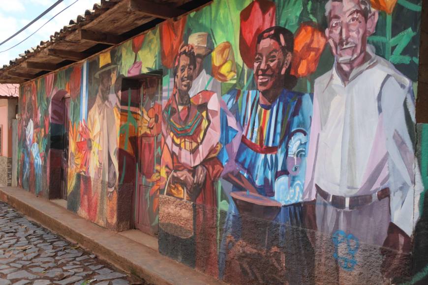 El folklore hondureño no podía faltar en los murales de la Arada, las mujeres con sus coloridos vestidos que hacen resaltar al país en cualquier parte del mundo.