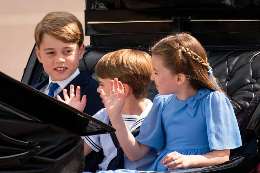 Los pequeños príncipes acapararon la atención en el desfile militar al que asistieron por primera vez junto a su madre, y la esposa de su abuelo, Camilla.