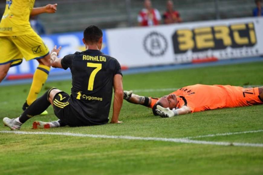 El portero quedó tendido en el campo tras el choque con Cristiano Ronaldo.