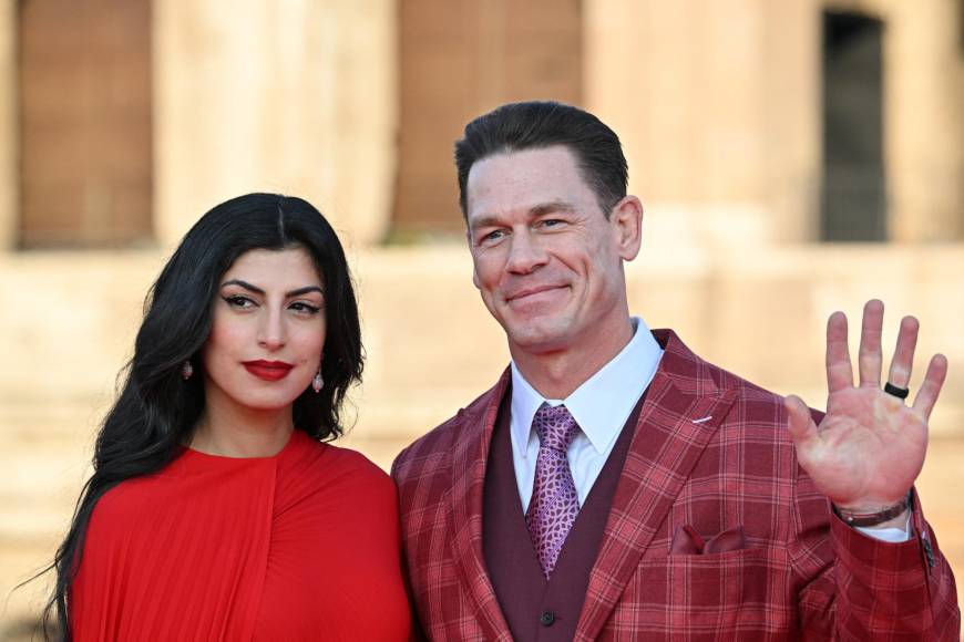 John Cena y su esposa Shay Shariatzadeh.