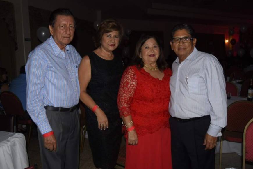 Édison y Gladys Cárdenas con Paquita y Vicente Carrión.