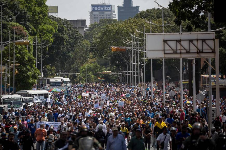 Cientos de manifestantes marcharon este lunes en Caracas al conmemorarse los 65 años de la caída de la dictadura militar del expresidente Marco Pérez Jiménez, para reclamar mejores salarios, mientras agentes de seguridad les bloquearon el paso hacia autopistas.
