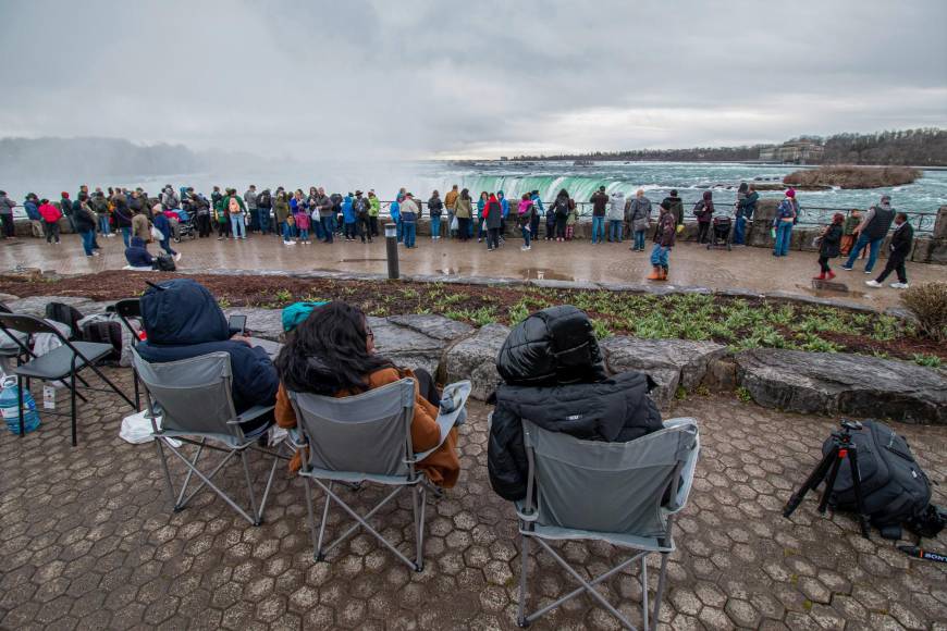 En algunas regiones, como las cataratas del Niágara, las autoridades declararon estado de emergencia ante la gran cantidad de turistas que acudieron a disfrutar el eclipse. 