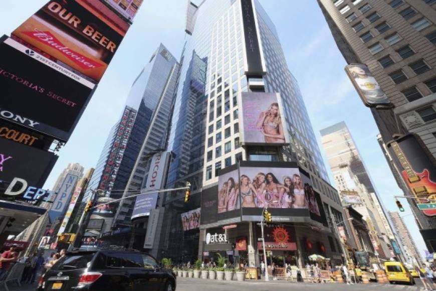Los rascacielos de Nueva York lucen embellecidos con las modelos de Victoria's Secret.