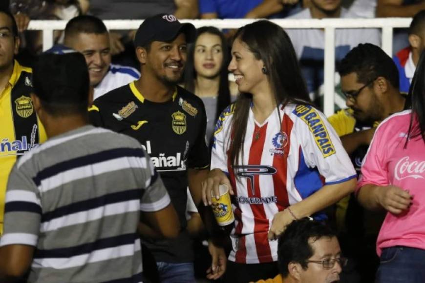 Amor y paz. Así viven los aficionados el partido en el estadio Nacional.