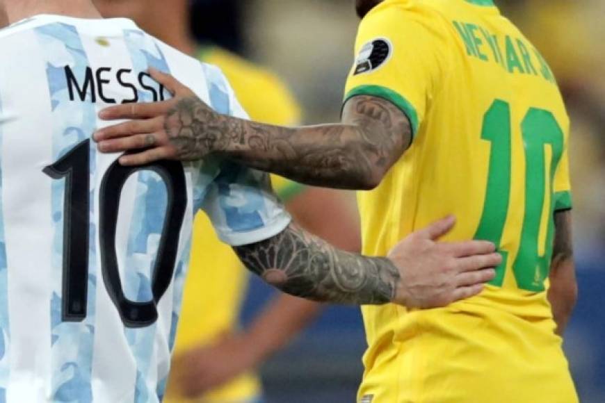 Duelo de '10'. Messi y Neymar se saludaron antes del inicio del juego.