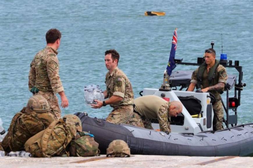 Un barco británico, el RFA Mounts Bay, lanzó botes con suministros para Marsh Harbour en Gran Ábaco, y el Departamento de Desarrollo Internacional de Reino Unido dijo que había enviado a tres expertos humanitarios.
