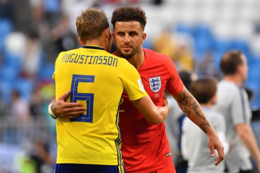 Jugadores de Inglaterra fueron a consolar a los suecos.<br/>