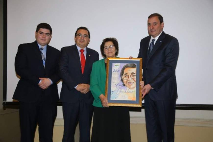 La empresaria Carmen Aguilar, propietaria de Delicias del Carmen, fue premiada también por el Cohep por su aporte al desarrollo económico de Honduras. En la foto, junto a su nieto e hijo Byron Hernández.