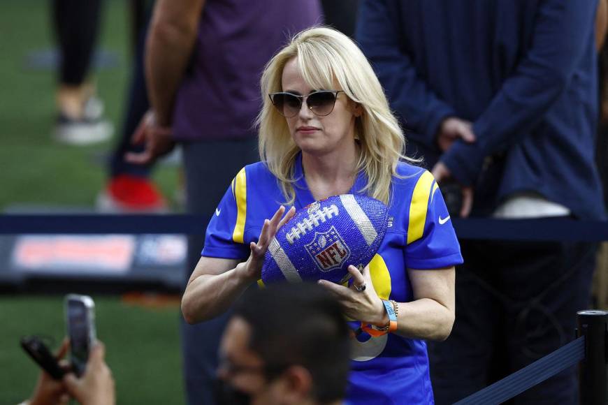 Rebel Wilson - La actriz australiana asistió al Super Bowl con una camiseta de los Rams.