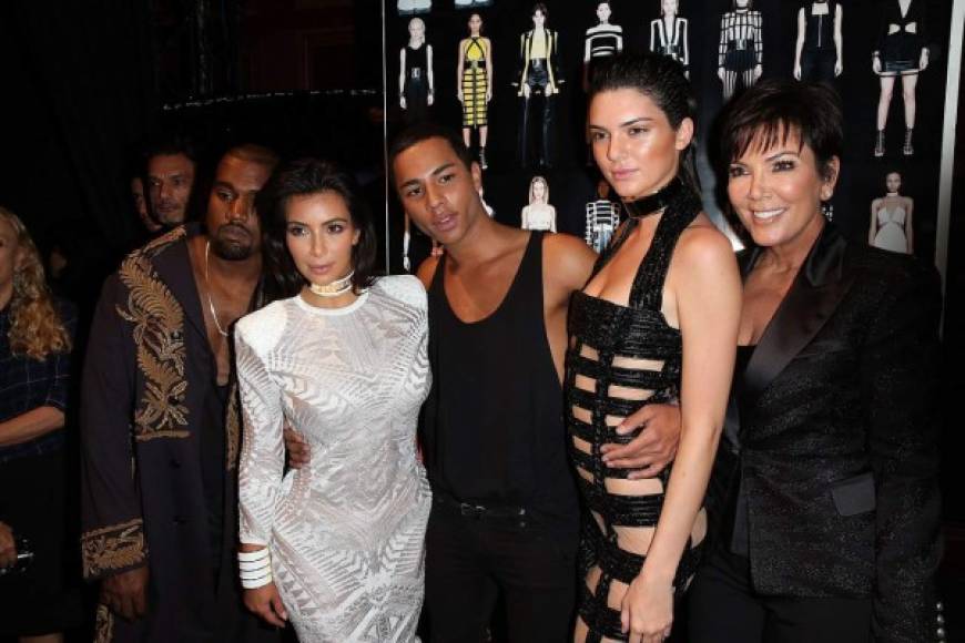 Kanye West, Kim Kardashian, diseñador Olivier Rousteing, Kendall Jenner y Kris Jenner en la Semana de la Moda en París.