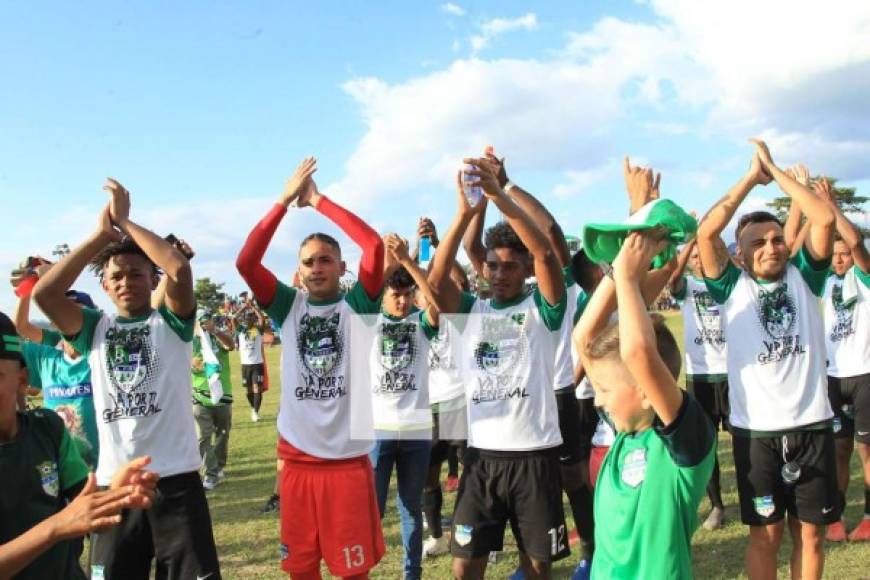 Los jugadores del Atlético Pinares agradecieron el apoyo de sus aficionados.