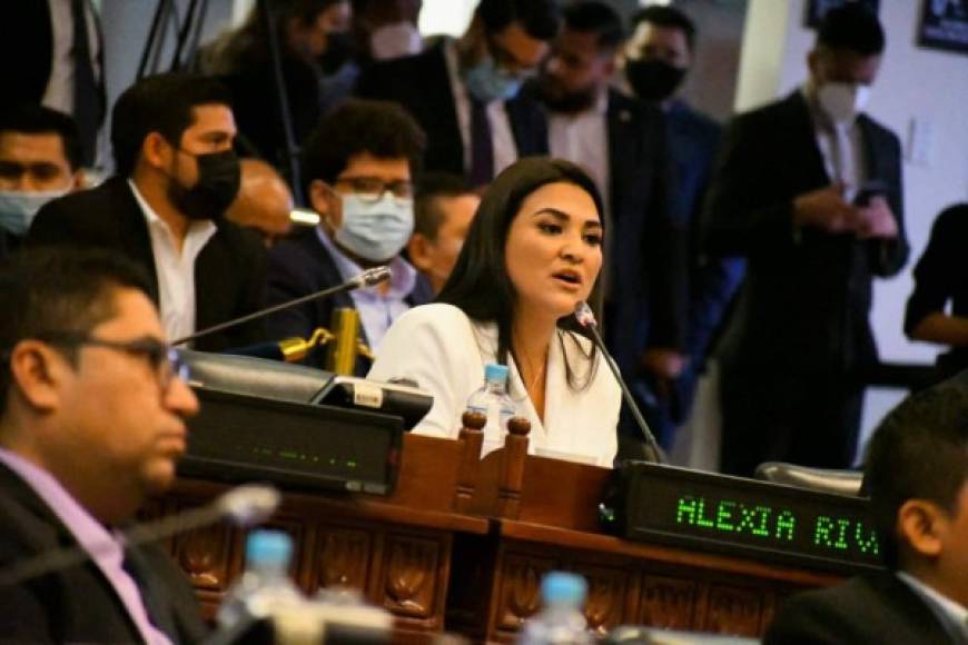 La diputada Alexia Rivas también se pronunció sobre la polémica destitución. 'Un fiscal NO PARTIDARIO, es lo que este país necesita', escribió en Twitter.