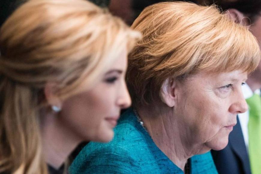 Las incómodas miradas de la canciller alemana Angela Merkel a la primera hija estadounidense, Ivanka Trump, durante una reunión en Washington D.C. acapararon la atención de los medios de comunicación.