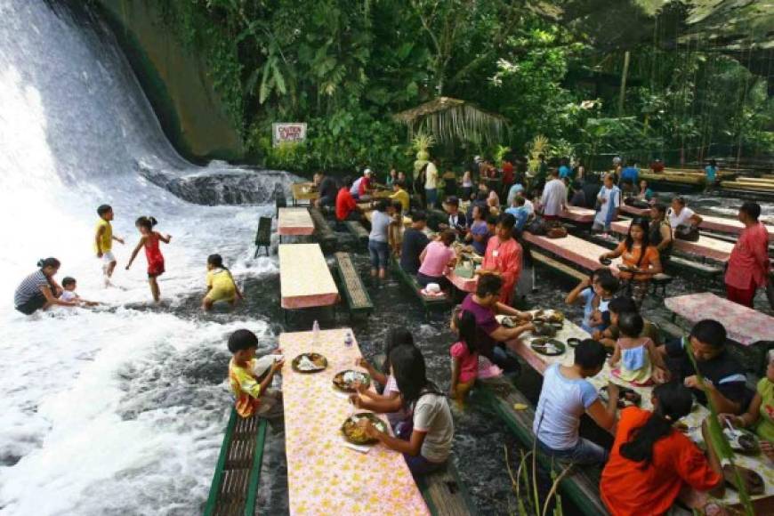 El restaurante Labassin Waterfall se halla en Filipinas.Comer al aire libre no es el atractivo principal de este lugar,en él sus clientes pueden disfrutar de la comida mientras el agua corre bajo sus pies.Foto:okdiario.com