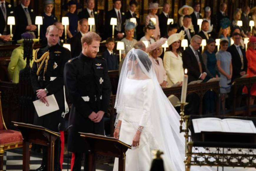 Al recibir a su novia Harry la tomó de la mano y le dijo: 'Te ves increíble, te extrañé' y dijo 'gracias pa' después de que su padre, el príncipe Carlos, la acompañara por el pasillo de la Capilla de San Jorge, en Windsor.