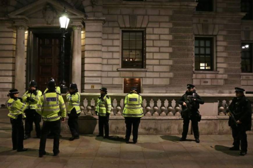 Agentes armados cuidan que no hayan incidentes en Londres, Inglaterra.